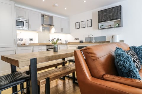 Cottage | Private kitchen | Dishwasher, cookware/dishes/utensils