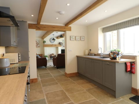 Cottage | Private kitchen | Fridge, dishwasher, electric kettle, toaster