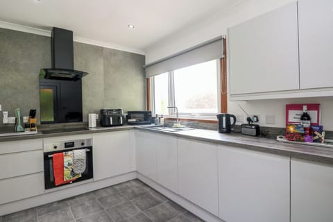 Cottage | Private kitchen | Fridge, dishwasher, electric kettle, toaster
