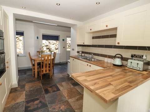 Cottage | Private kitchen | Fridge, dishwasher, electric kettle, toaster