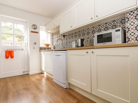 Cottage | Private kitchen | Fridge, dishwasher, electric kettle, cookware/dishes/utensils