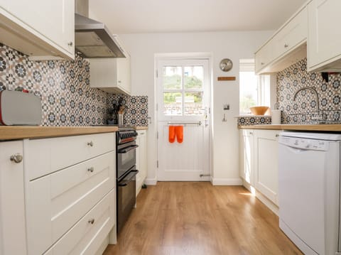 Cottage | Private kitchen | Fridge, dishwasher, electric kettle, cookware/dishes/utensils