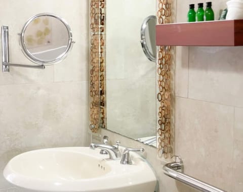 Accessible Rooms | Bathroom | Shower, eco-friendly toiletries, hair dryer, bathrobes