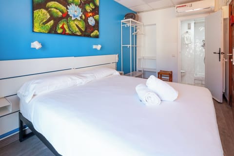 City Double Room | Free WiFi, bed sheets