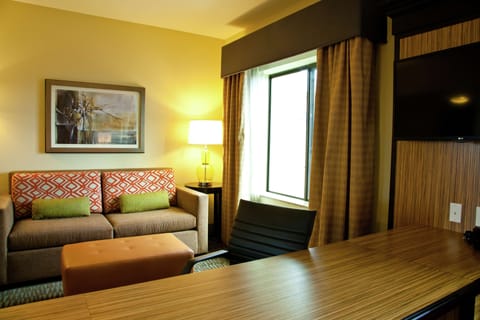 King Suite, Studio | In-room safe, soundproofing, free cribs/infant beds, free WiFi