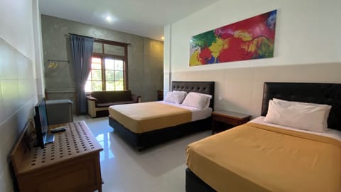 Deluxe Triple Room | In-room safe, free WiFi, bed sheets