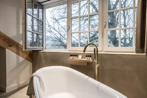 Senior Suite | Bathroom | Free toiletries, hair dryer, towels, soap