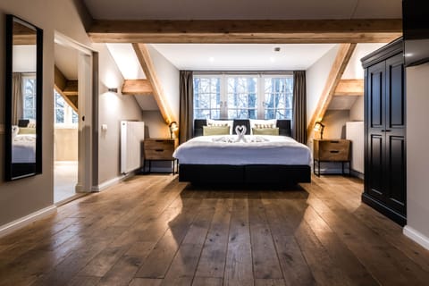 Senior Suite | Premium bedding, in-room safe, free WiFi, bed sheets