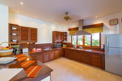 Family Villa | Private kitchen | Fridge, microwave, stovetop, coffee/tea maker