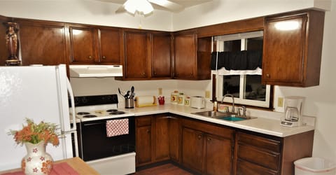 Apartment, 2 Bedrooms, Balcony | Private kitchen