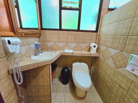 Villa Mountain View | Bathroom | Shower, free toiletries, hair dryer, towels