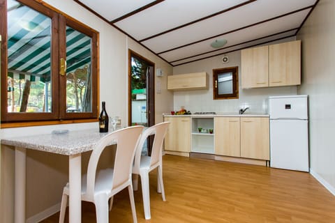 Comfort Mobile Home (Pet Friendly) | Private kitchen | Fridge, stovetop, highchair, cookware/dishes/utensils