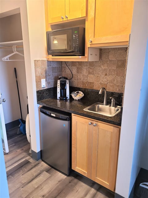 Classic Suite, 1 King Bed with Sofa bed, Jetted Tub, Ocean View | Private kitchenette | Microwave, coffee/tea maker, paper towels