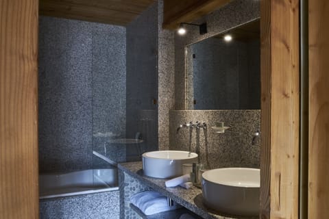 Suite Prestige | Bathroom | Combined shower/tub, free toiletries, hair dryer, bathrobes