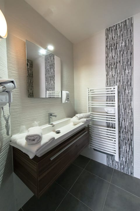 Classic Double Room | Bathroom | Rainfall showerhead, hair dryer