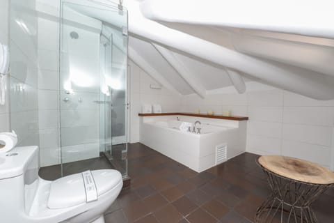 Suite | Bathroom | Shower, rainfall showerhead, free toiletries, hair dryer