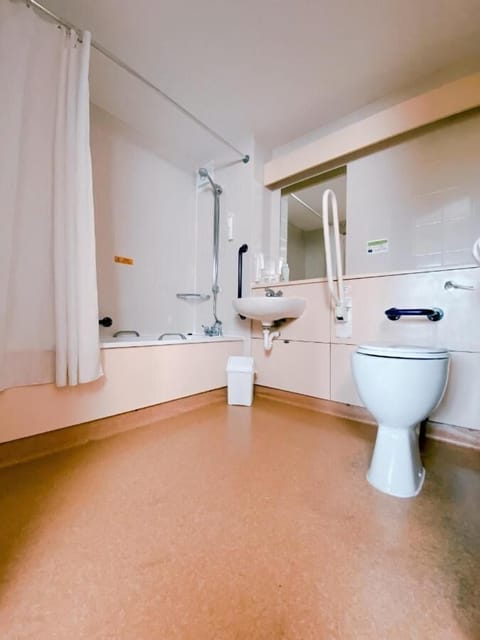 Double Room - Accessible | Bathroom | Shower, free toiletries, hair dryer, towels