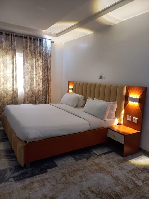 Executive Room | Premium bedding, pillowtop beds, in-room safe, individually furnished