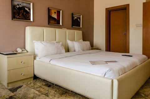 Room | Premium bedding, pillowtop beds, in-room safe, individually furnished