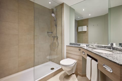 Combined shower/tub, deep soaking tub, free toiletries, hair dryer