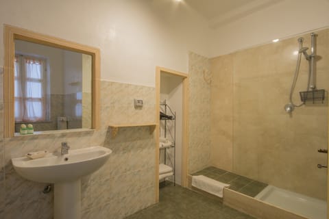 Panoramic Suite, Ensuite, Valley View | Bathroom | Shower, free toiletries, hair dryer, bidet