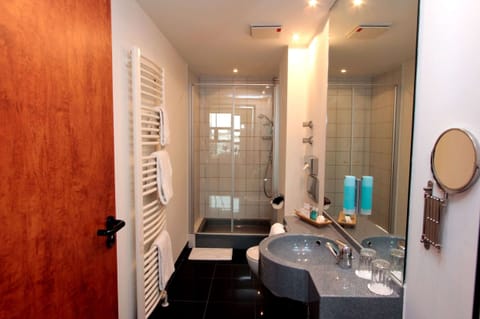 Junior Room | Bathroom | Shower, hair dryer, towels, soap