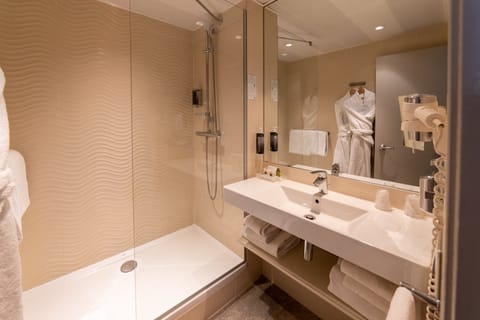 Combined shower/tub, eco-friendly toiletries, hair dryer, towels