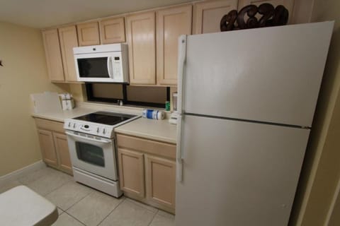 Full-size fridge, microwave, stovetop, dishwasher