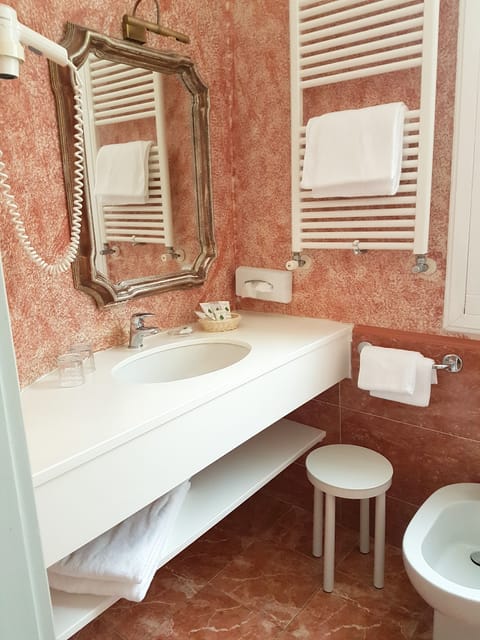 Superior Double or Twin Room | Bathroom | Free toiletries, hair dryer, bidet, towels