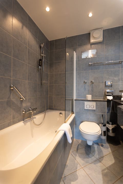 Grand Double Room, City View | Bathroom | Hair dryer, towels