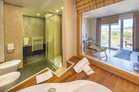 Deluxe Suite, Hot Tub | Bathroom | Hair dryer, bidet, towels