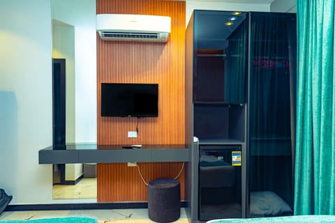 Superior Double or Twin Room | Free minibar items, blackout drapes, soundproofing, free WiFi