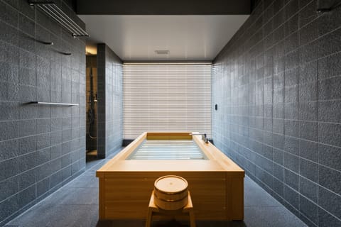 Family Villa | Deep soaking bathtub