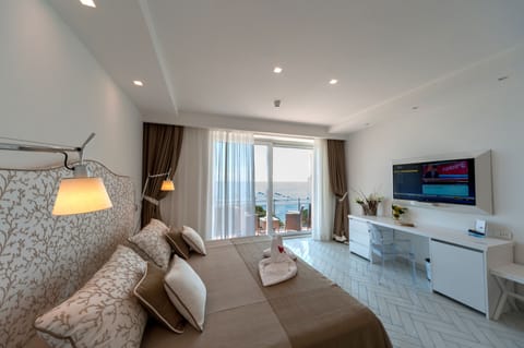 Suite, Balcony, Sea View | Minibar, in-room safe, free WiFi, bed sheets