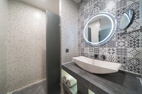 Deluxe Room, 1 King Bed, Non Smoking, Pool View | In-room safe, desk, free WiFi, bed sheets