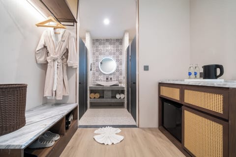 Deluxe Room, 2 Twin Beds, Non Smoking, Pool View | Bathroom | Shower, rainfall showerhead, free toiletries, hair dryer