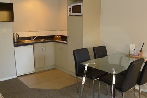 Family Apartment, 2 Bedrooms, Kitchen | Private kitchen | Electric kettle, toaster, highchair, cookware/dishes/utensils