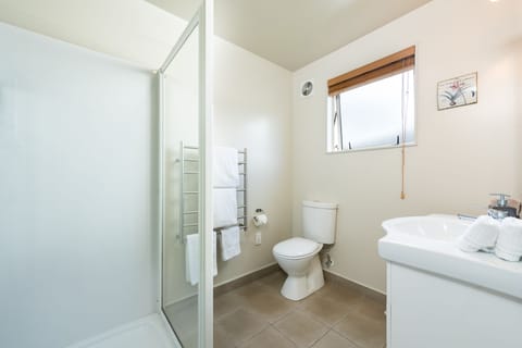 Executive Studio, Kitchenette, Park View | Bathroom | Hair dryer, towels, soap, shampoo