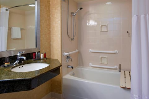 Combined shower/tub, free toiletries, hair dryer, towels