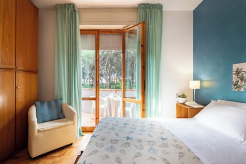 Classic Room, 1 Queen Bed, Balcony, Park View | Minibar, in-room safe, desk, laptop workspace