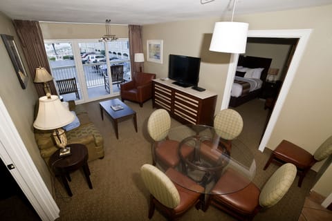 Family Suite | Living area | 42-inch flat-screen TV with cable channels, TV