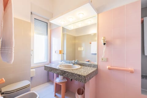 Superior Triple Room, Sea View | Bathroom | Shower, free toiletries, hair dryer, bidet