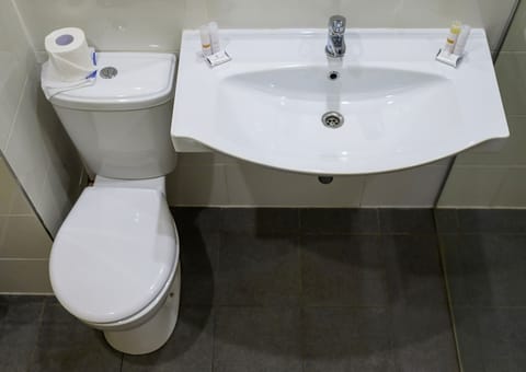 Standard Double Room | Bathroom | Shower, free toiletries, hair dryer, towels