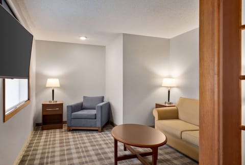 Deluxe Suite, 1 King Bed, Non Smoking | In-room safe, desk, laptop workspace, blackout drapes