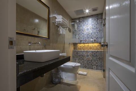 Superior Quadruple Room | Bathroom | Rainfall showerhead, free toiletries, hair dryer, towels