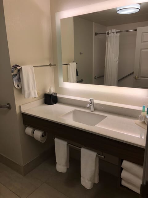 Combined shower/tub, free toiletries, hair dryer, towels