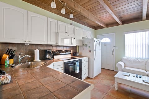 Comfort studio Suite (TWO) | Private kitchen | Full-size fridge, microwave, oven, stovetop