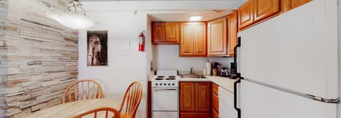 Gold Studio | Private kitchen | Fridge, microwave, stovetop, dishwasher