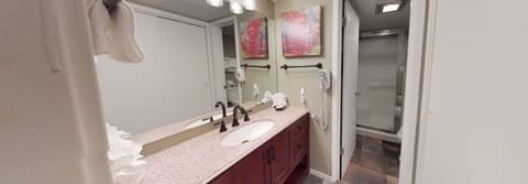 Gold Room 2 Bedrooms | Bathroom | Combined shower/tub, free toiletries, hair dryer, towels