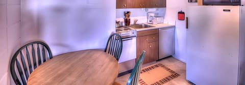 Bronze Studio | Private kitchen | Fridge, microwave, stovetop, dishwasher